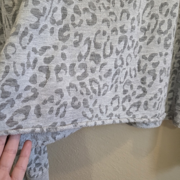 Aeropostale Womens Leopard Print Cut off long Sleeve Sweater Size Medium - Picture 3 of 9